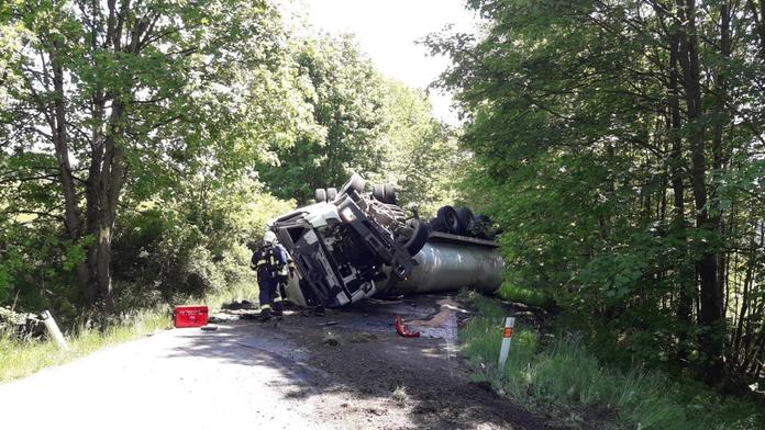 Hasiči měli plné ruce práce! Na dvou místech řešili únik chemikálií z aut