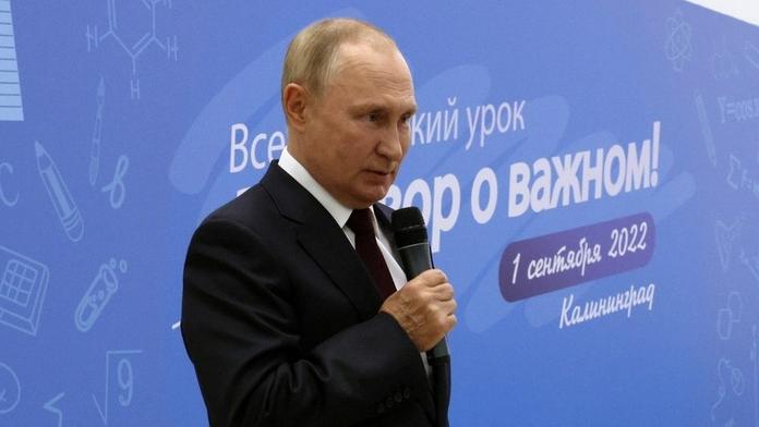 Putin nechtěně ukázal, že trpí bolestmi. Jeho nemoc má být smrtelná