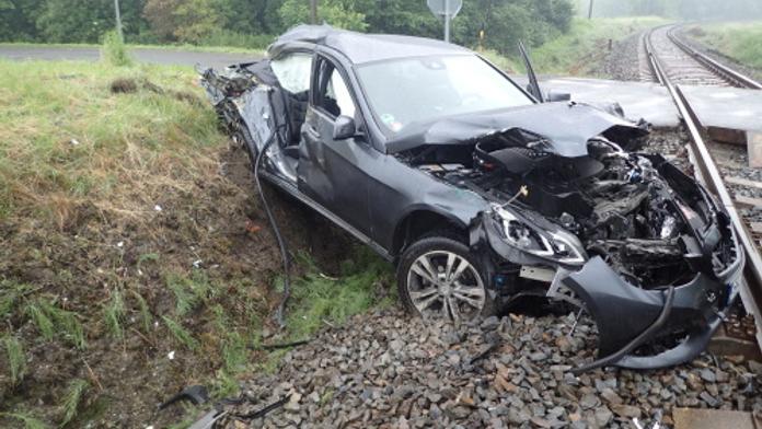 Řidič luxusního mercedesu přehlédl vlak. Takhle to dopadlo