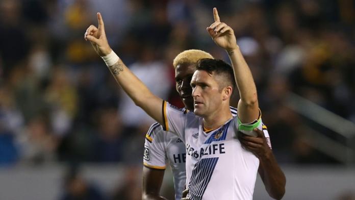 GENIÁLNÍ! Robbie Keane vyzrál na všechny, stačil oblouček