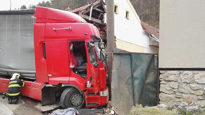 Kamion při nehodě pokácel stromy, druhý naboural do domu