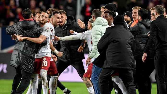 Rvačka na Spartě: Haraslín prý provokoval, pak se omlouval. Aktivní i Ryneš