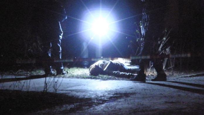 EXKLUZIVNÍ FOTO! Žena našla před domem ZASTŘELENÉHO MUŽE!