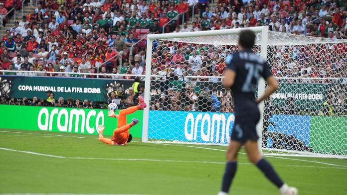 Brankář Uruguaye Fernando Muslera si sráží míč do vlastní sítě