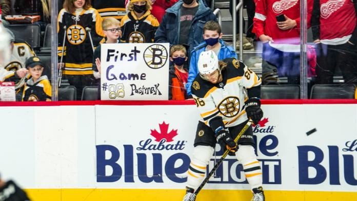 Formát Pastrňák: Chlapec navštívil svůj první zápas NHL. Čech mu věnoval dárek