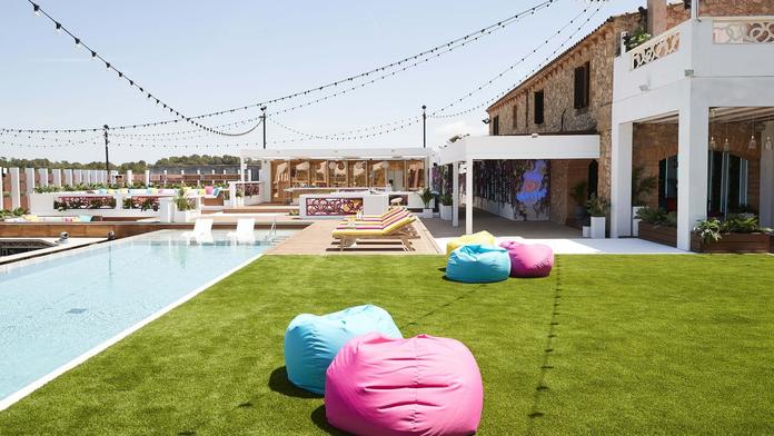 Tragická smrt u vily Love Islandu. V bazénu našli mrtvého chlapce