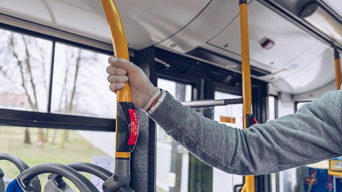 Opilý chlapec plival v autobusu kolem sebe. Pak napadl cestujícího pěstí