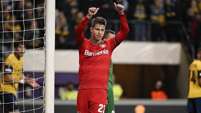 Leverkusen postupuje, Hložek se blýskl gólem a asistencí. United po minelách končí