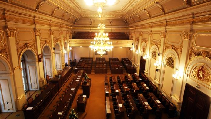 Sněmovna už je 3 týdny rozpuštěná. Stále tam ale pracuje přes 350 lidí! Co dělají a kolik berou?