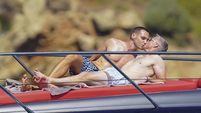 Bratr legendárního Schumachera řekl partnerovi „ano“! Luxusní svatba v Saint-Tropez