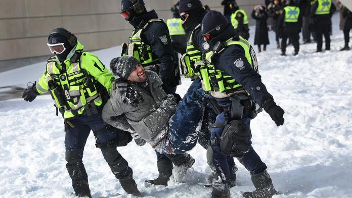Zátah v Ottawě provázely rvačky. Policie zatkla stovku demonstrantů