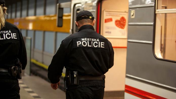Pražští policisté večer uzavřeli stanici metra Můstek! Našli kufřík