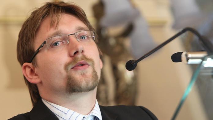 Ministr dopravy Dobeš rezignoval, zničily ho problémy s registrem vozidel