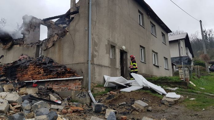 Vyšetřování výbuchu domu na Vsetínsku pokračuje. Policie už zná výsledky pitev