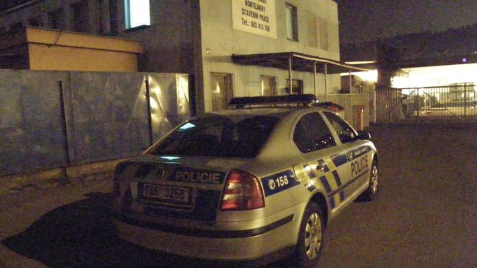 Popíjeli, pohádali se. Pak ho žena na ubytovně v Praze bodla do zad