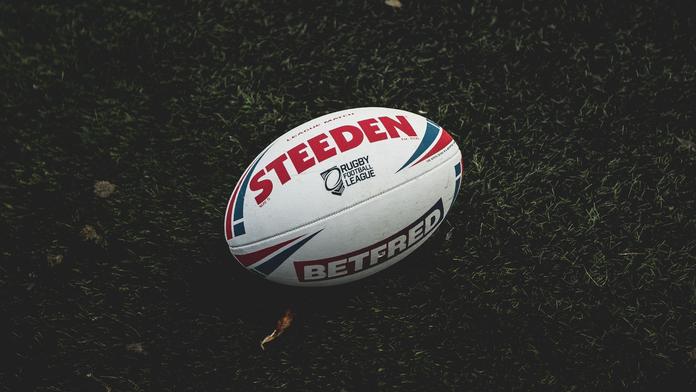 Bizarní trest? Za pití piva z boty měl fanda dostat doživotní zákaz na stadion