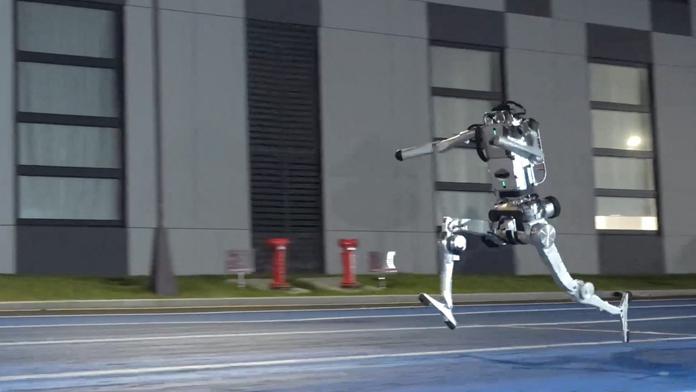 Porazil Bolta, ale nezvládl zastavit. Robot Superman po rekordu tvrdě havaroval