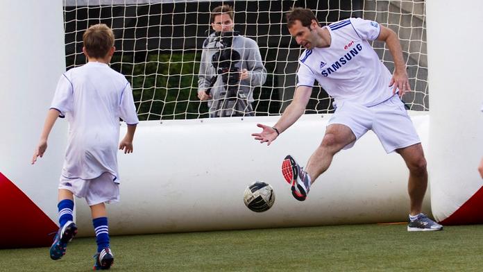 Gólman Čech přemýšlí o fotbalové kapele. V reprezentaci ale chybí zpěvák