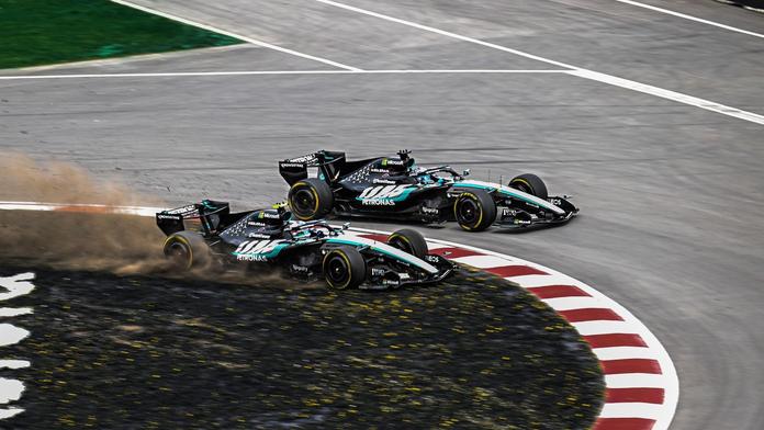 Kimi Antonelli mimo trať v souboji s Georgem Russellem