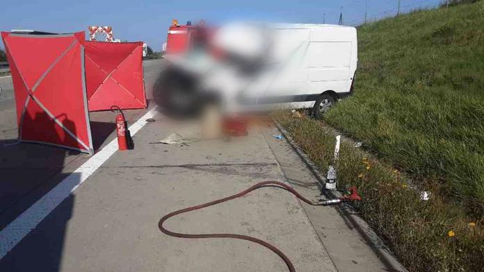 Dodávka na D1 zdemolovala světelnou šipku, šofér zemřel