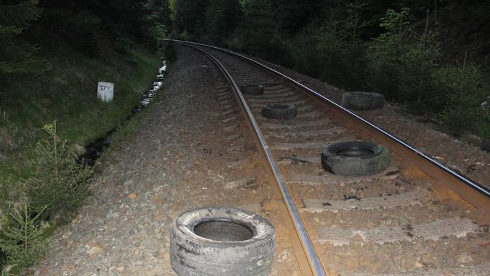 Ze srázu se na osobní vlak valily pneumatiky. Vážně ho poškodily!