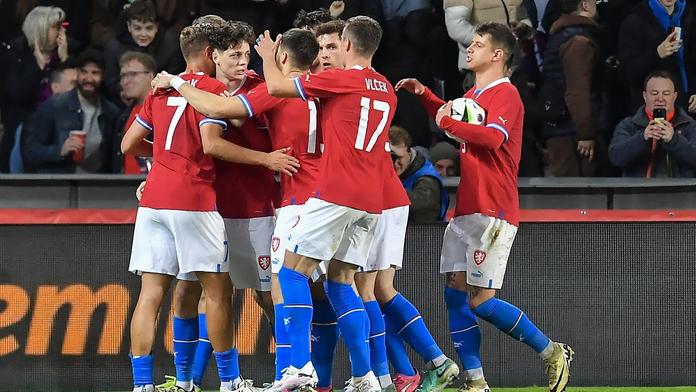 Čeští fotbalisté se radují z gólu proti Arménii