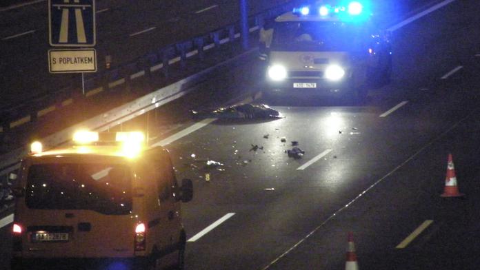 Žena vběhla řidiči pod auto a nepřežila