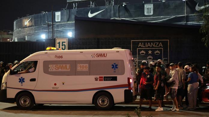 Záchranná služba před stadionem týmu Alianza Lima