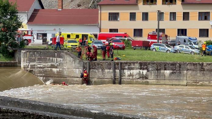 Policie tragédii u jezu řeší jako trestný čin! Zemřela dívka i její vedoucí