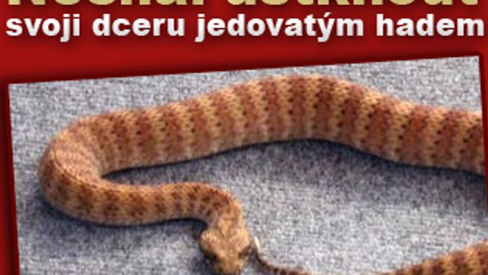Nechal uštknout svoji dceru jedovatým hadem!