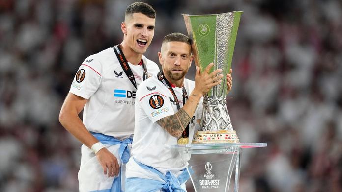 Papu Gómez s trofejí pro vítěze Evropské ligy