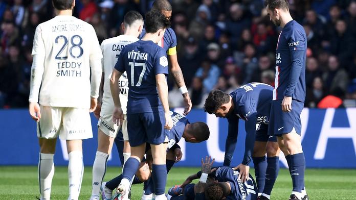 Zlomené to není. V  PSG si oddechli, Neymar má 'jen' vymknutý kotník