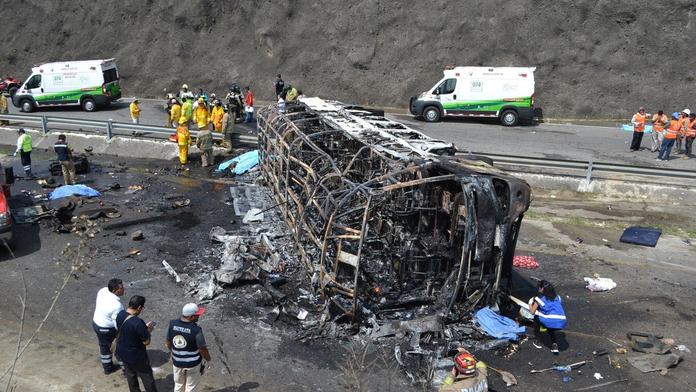 Obrovská tragédie v Mexiku: Při nehodě autobusu zemřelo 23 lidí!