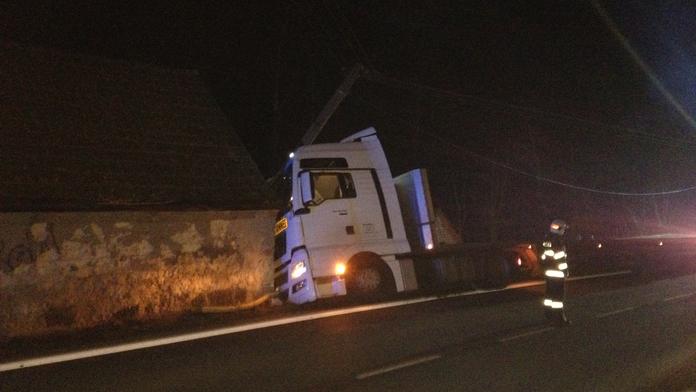 Nehoda: Kamion přerazil sloup vysokého napětí a narazil do domu
