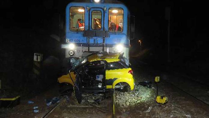 Vlak zdemoloval auto. Za volantem byl mladík (17). Řidičák už měl