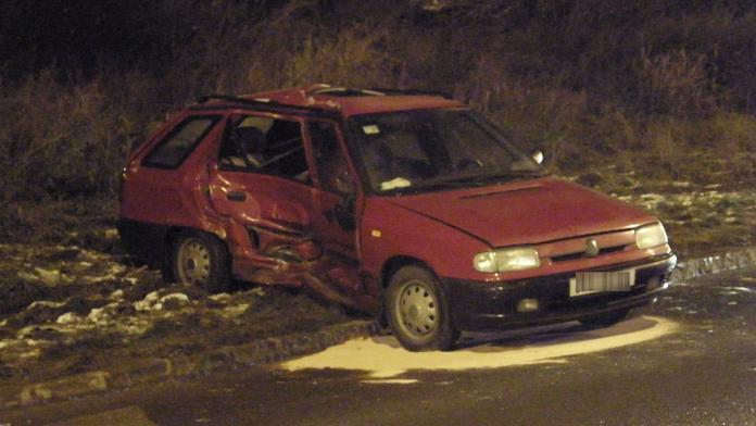 Smyk, srážka. Matka s dcerou odnesly bouračku těžkým zraněním