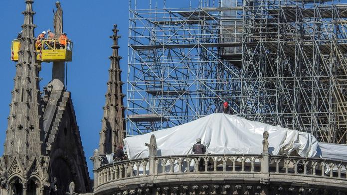 Notre-Dame už chrání plachta. Rekonstrukce se prý ale nestihne