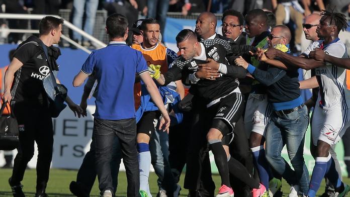Nedohráno! Fotbalisty Lyonu napadli v poločase fanoušci
