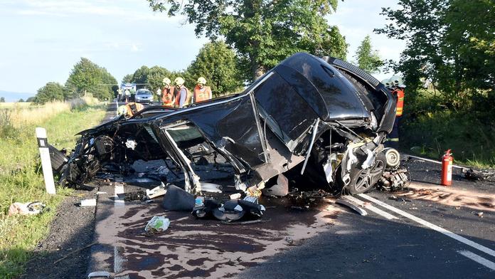 Brutální náraz auto zcela zdemoloval, mrtvého řidiče našli mimo auto!
