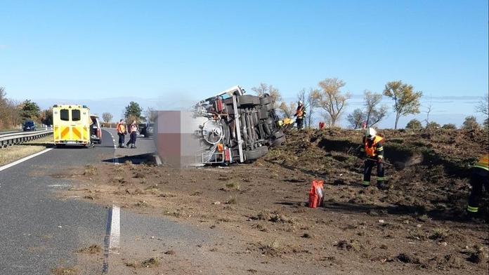 Dopravní nehoda blokovala dálnici D4. Cisterna s jedlou sodou skončila na boku
