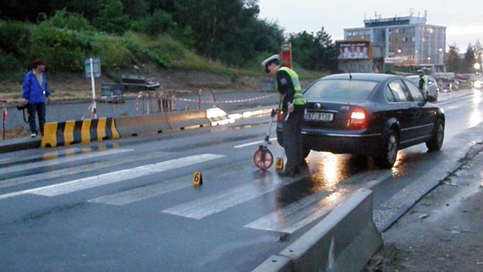 Auto smetlo hocha a ujelo! Pomoc volali svědci, řidiči hrozí pět let