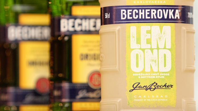 Becherovka zastavila výrobu, nechce plnit sklady