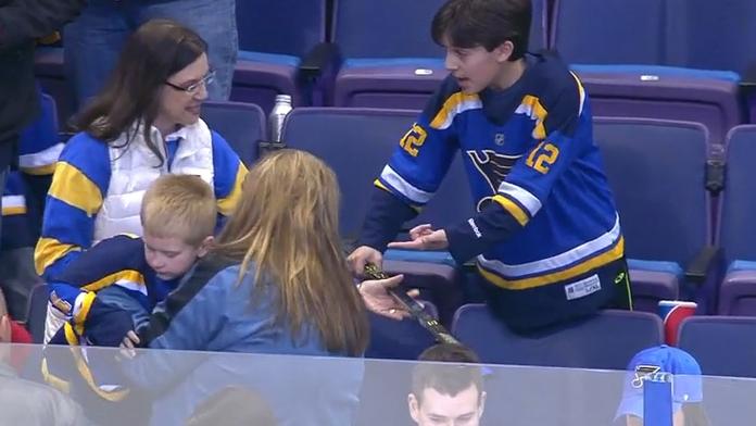 Malý fanda dojal NHL! Hokejku od hvězdy dal menšímu klučinovi