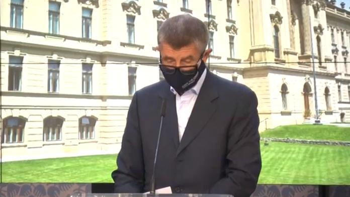 Česko má miliony roušek, oznámil Babiš. Zdravotníci dostanou 75 tisíc