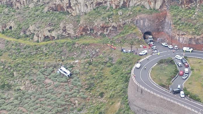 Tragédie na Kanárských ostrovech. Autobus plný turistů se zřítil ze srázu