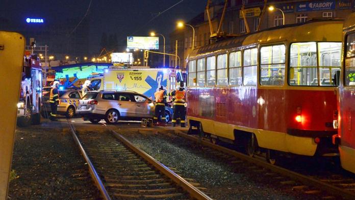 V centru Prahy se srazila tramvaj s autem, na místě je pět zraněných