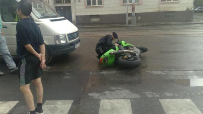 Motorkář ujížděl jako šílený. Po honičce skončil v poutech