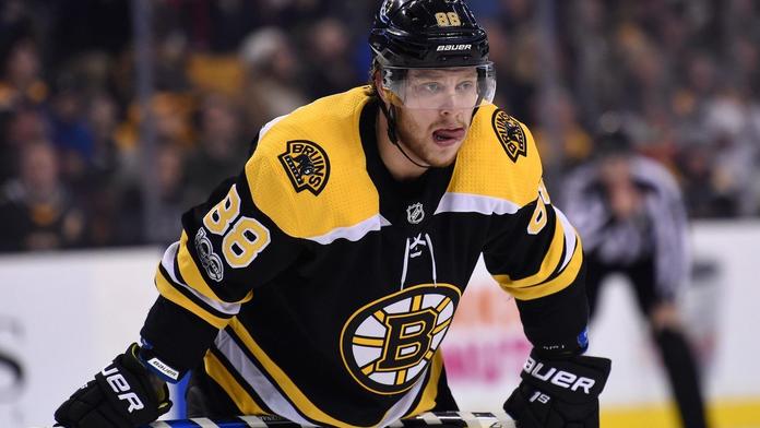 NHL: Pastrňák opět bodoval, Simon obstál v premiéře