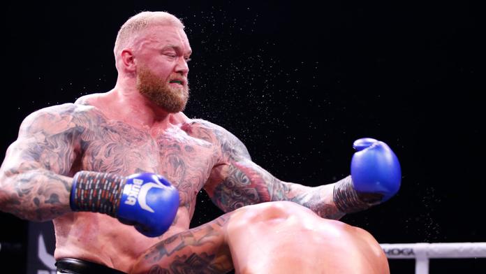 Hafthor Bjornsson v souboji se Simonem Vallilym