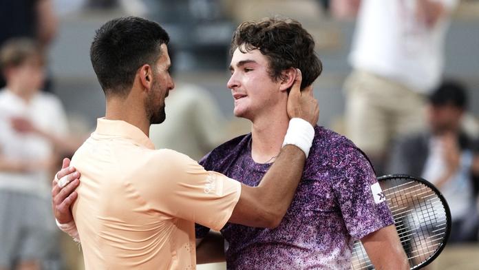 Novak Djokovič gratuluje Brazilci Fonsecovi k postupu
